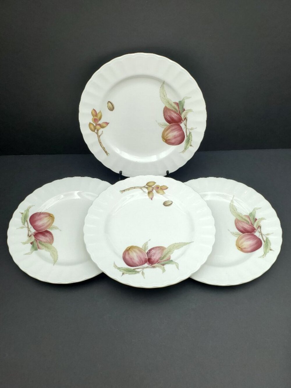 Mikasa Maxima Belle Terre Salad Plates Fruit & Nuts Scalloped Dessert Plates